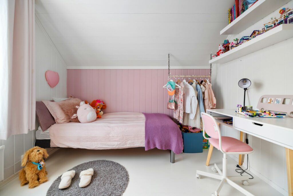 Waarom je in een kleine kinderkamer beter omhoog kunt kijken dan opzij